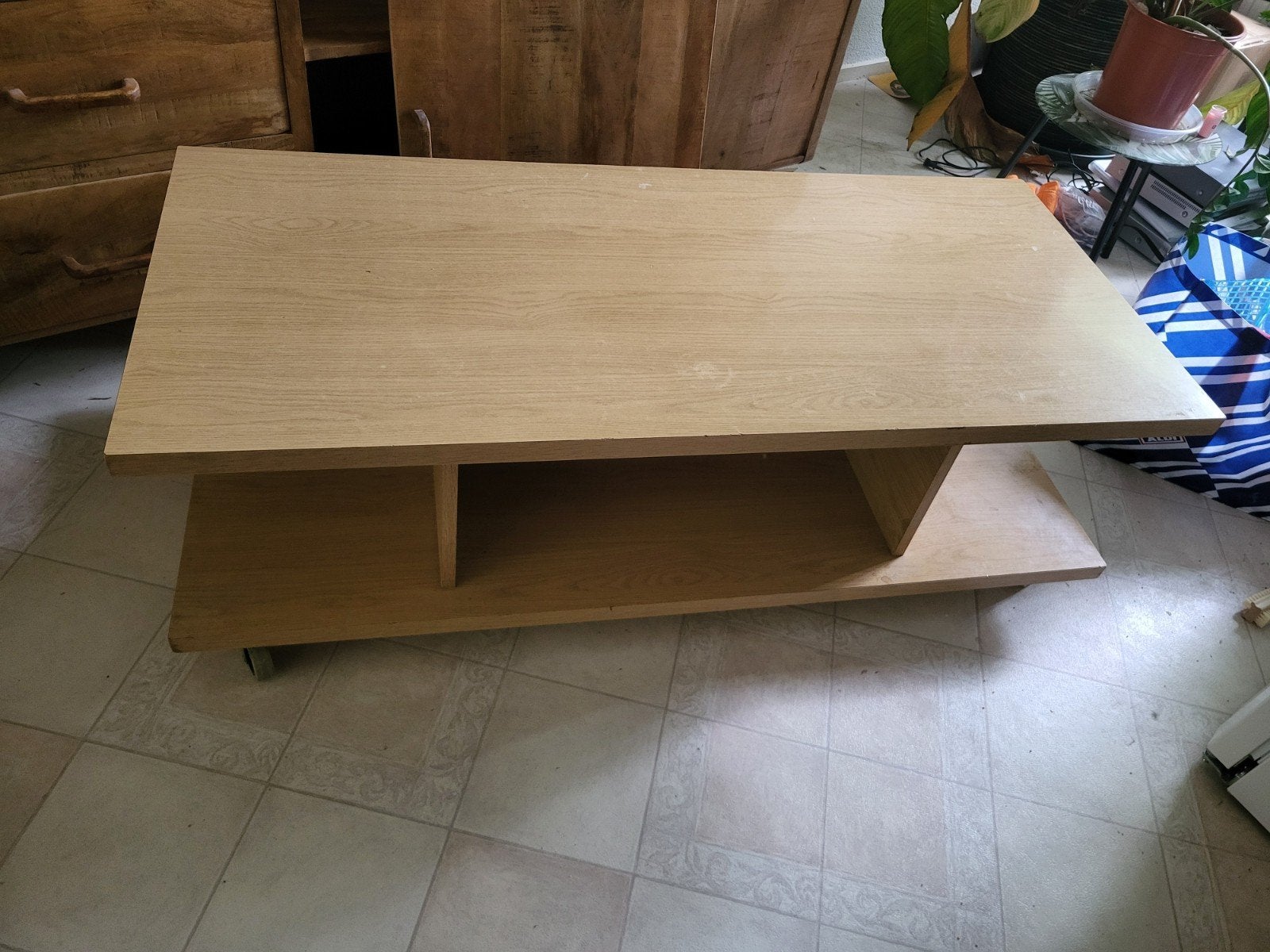 Gratis Houten salontafel met opbergruimte en wieltjes, Huis en Inrichting, Gebruikt, Overige houtsoorten, Modern, functioneel