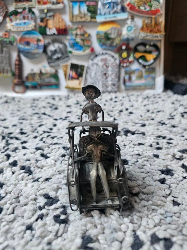 Miniatuur riksja met twee figuren, zilverkleurig metaal, Verzamelen, Ophalen of Verzenden, Zo goed als nieuw, Mens
