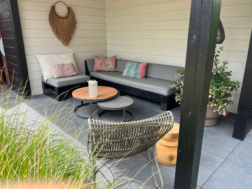 Moet weg !!! Houten tuinset, bank met hocker, Tuin en Terras, Ophalen, 4 zitplaatsen, Gebruikt, Bank