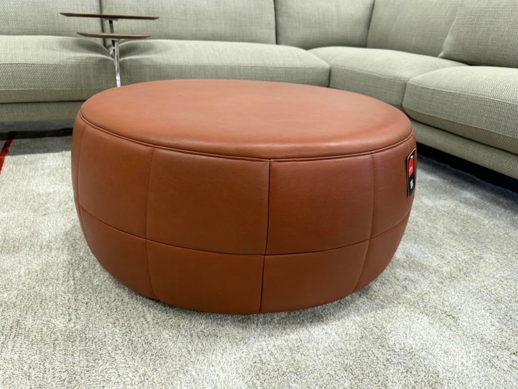Nieuw Design on Stock Barrell Cera Cognac Design Poef Hoeker, Huis en Inrichting, Banken | Voetenbanken en Poefen, Leer, Ophalen of Verzenden