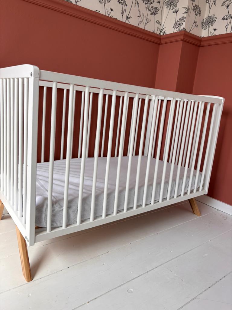 Wit Ledikant met houten pootjes, Kinderen en Baby's, Babywiegjes en Ledikanten, Ophalen, Gebruikt, Ledikant