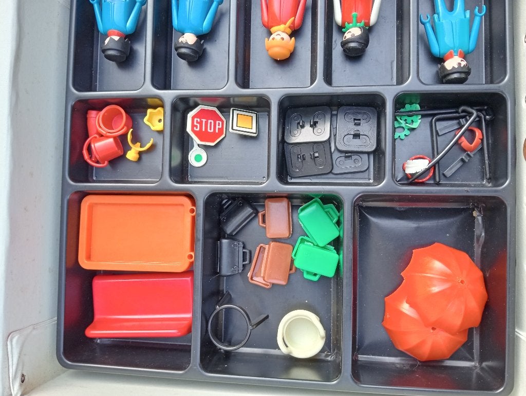 Foto 6 van vintage playmobil koffer met poppetjes en diverse assoires