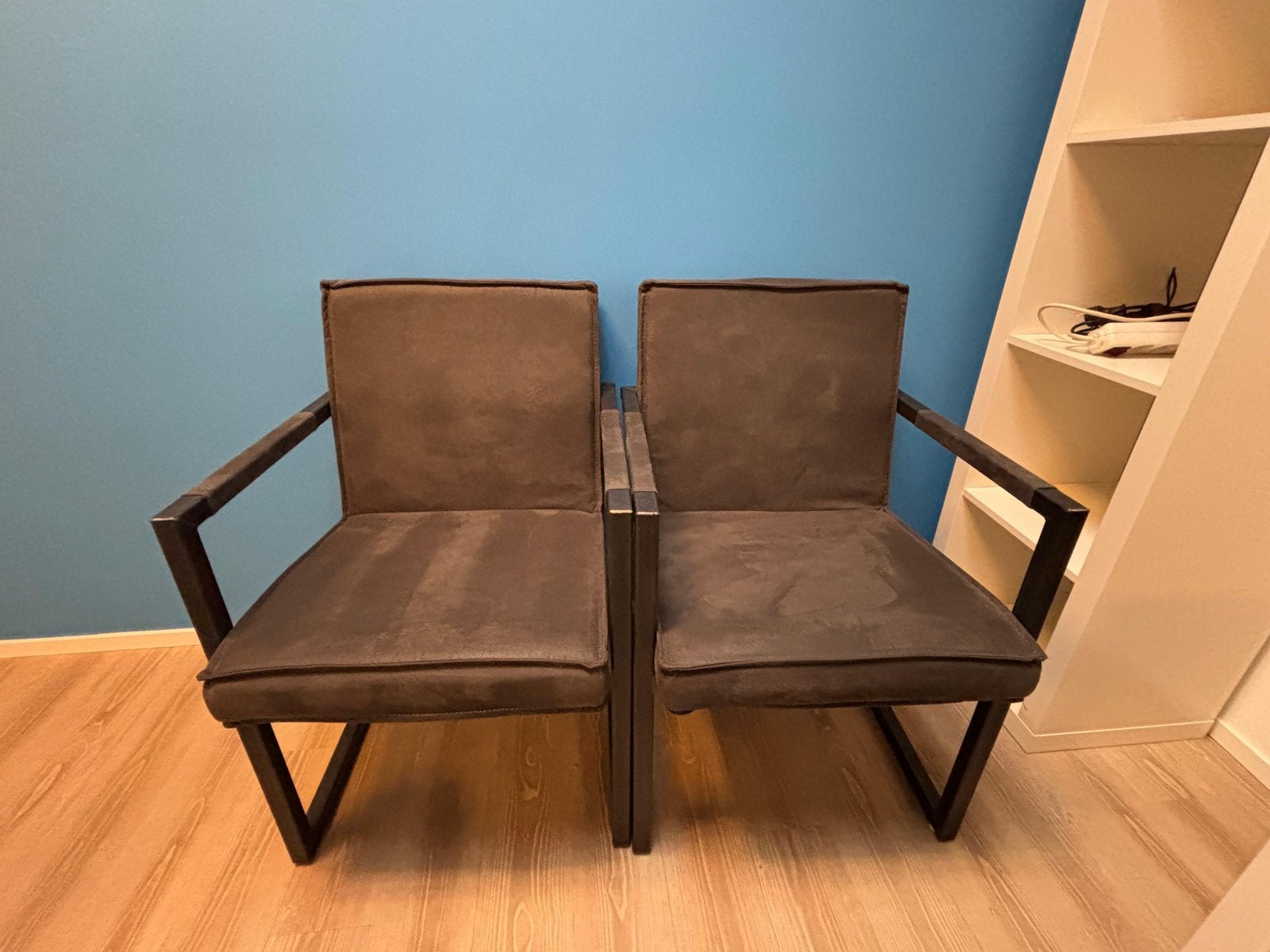 2 nette eetkamer stoelen van bommel suede antraciet nieuwst, Huis en Inrichting, Stoelen, Ophalen, Overige materialen, Twee, Industrieel en modern