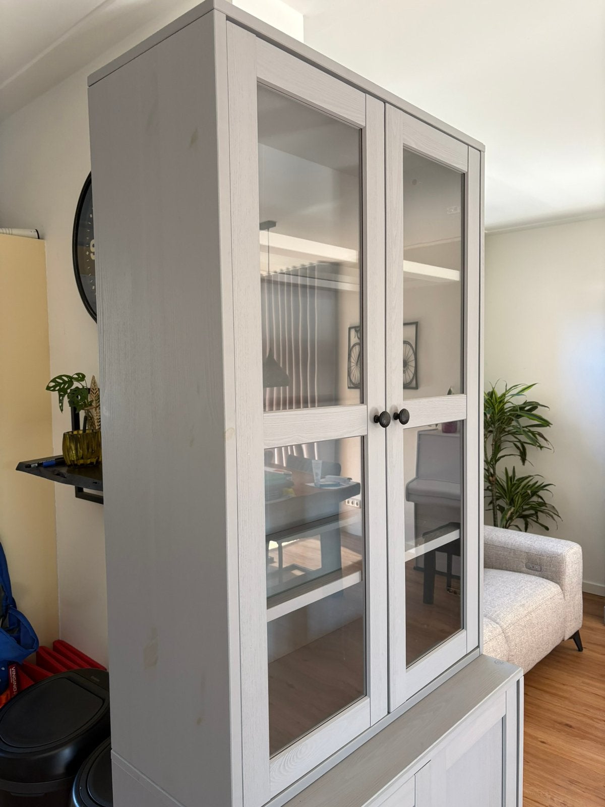 Ikea Havsta vitrinekast grijsbeige, Ophalen, Zo goed als nieuw