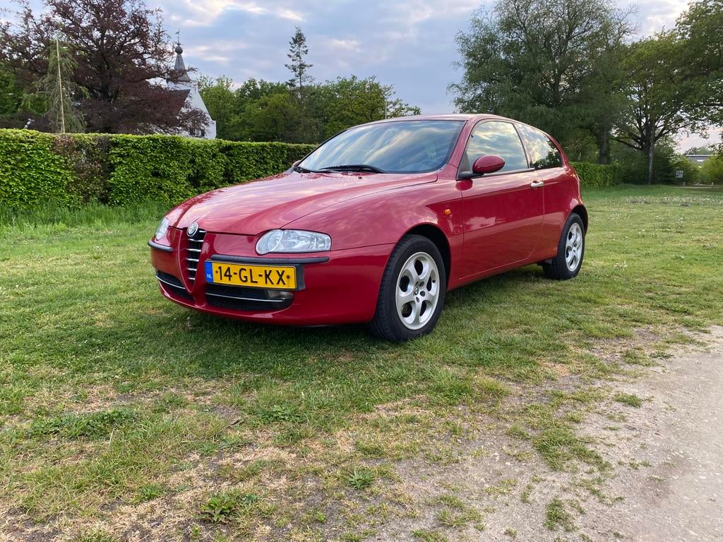Alfa Romeo 147 1.6 T.spark 16V 77KW 3DR 2001 Rood, Auto's, Alfa Romeo, Voorwielaandrijving, 4 cilinders, 1165 kg, 400 kg
