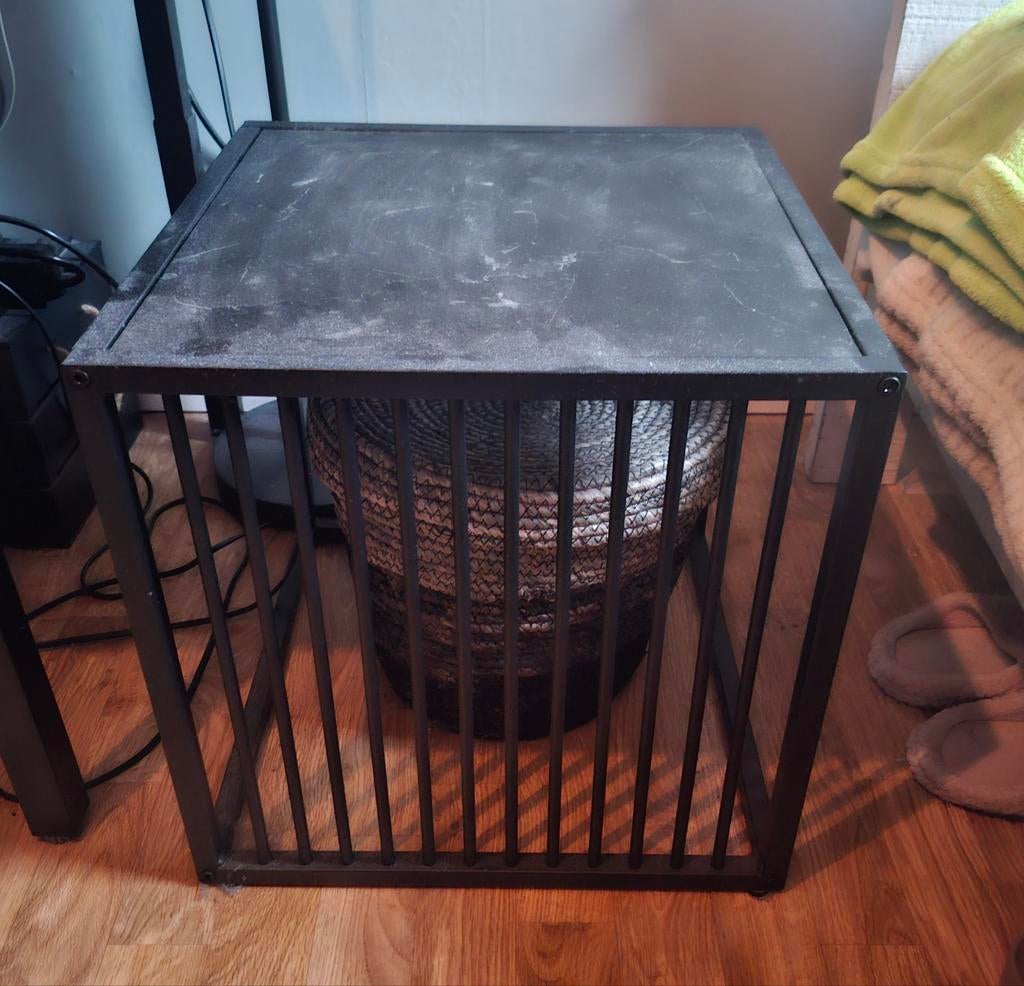 Zwart vierkant bijzettafeltje met marmerlook houten blad, Huis en Inrichting, Minder dan 45 cm, Minder dan 55 cm, Metaal of Aluminium