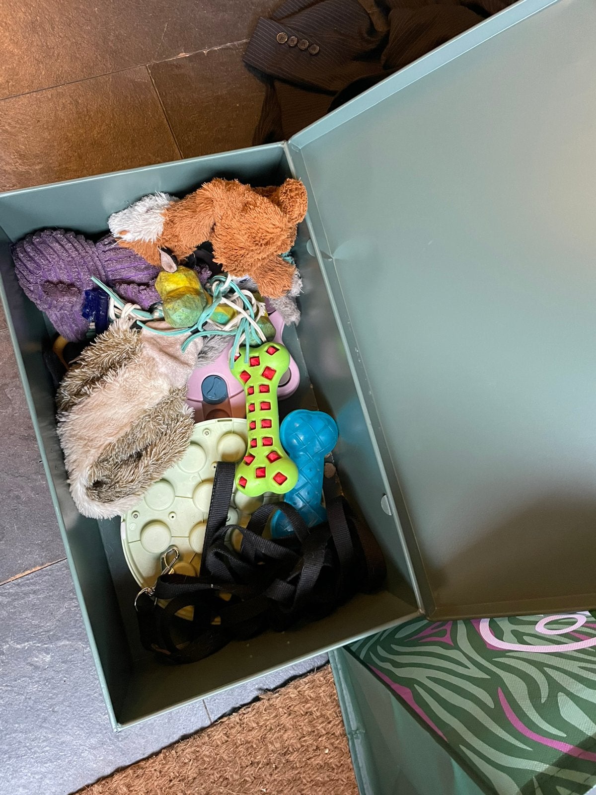 Kist met honden speeltjes, Ophalen, Knuffels