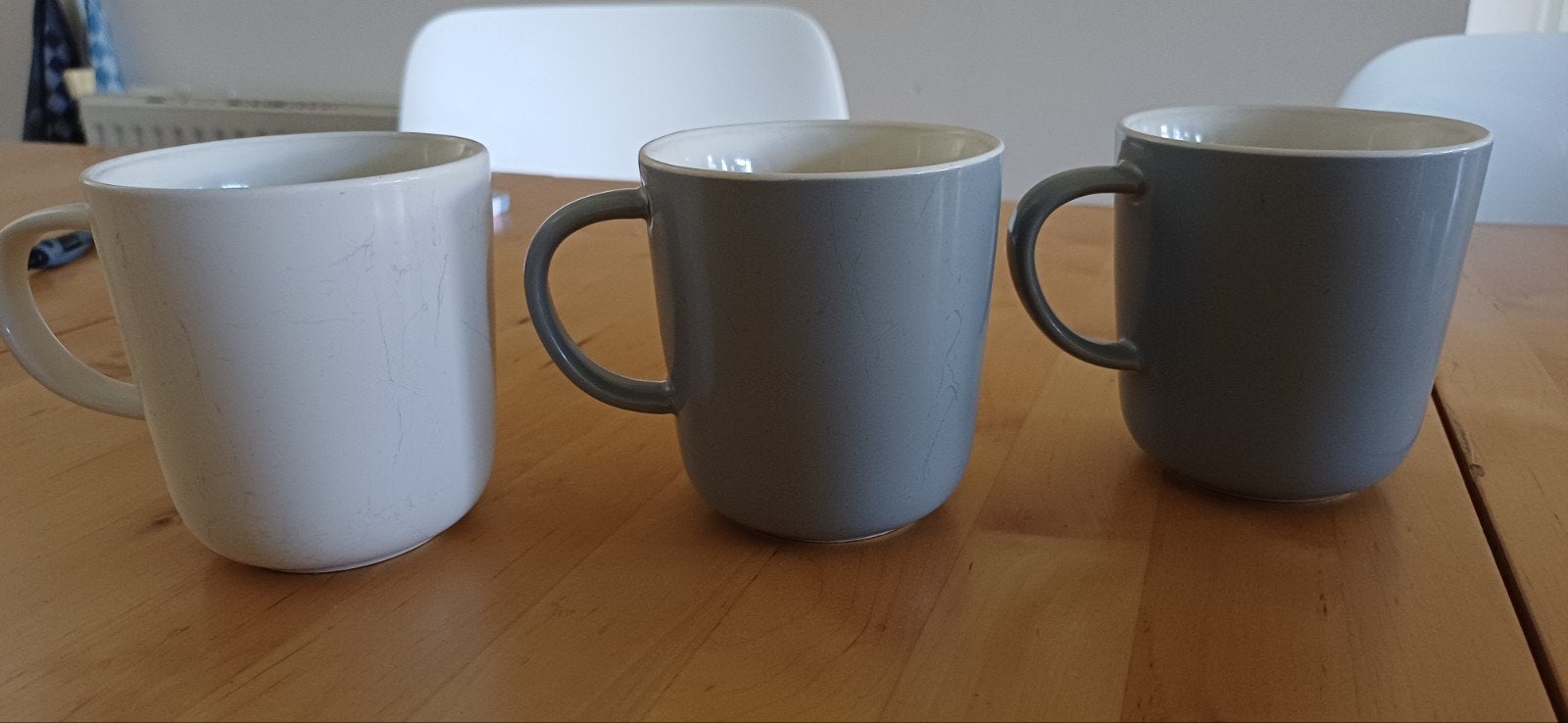 HEMA mok Chicago 280 ml 2 x grijs, 1 x wit, Hema, Gebruikt, Ophalen of Verzenden, Overige stijlen