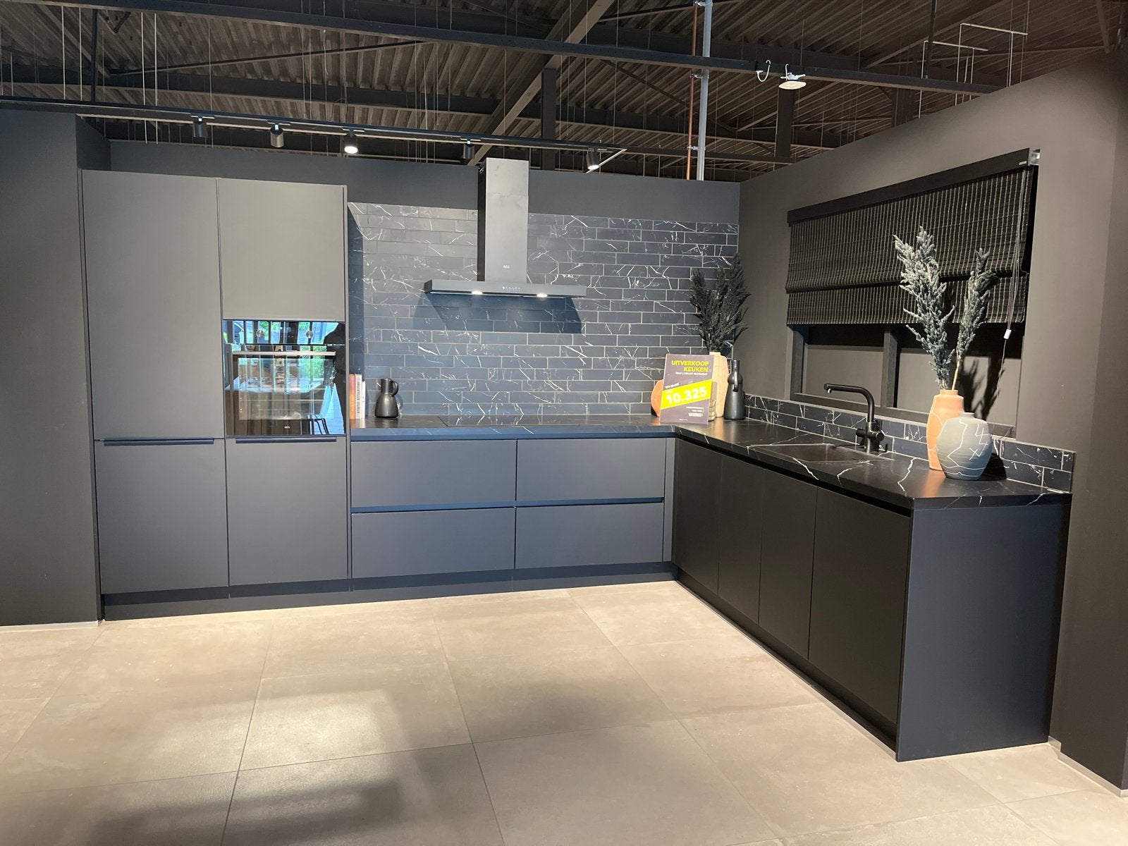Moderne Tulp keuken met AEG apparatuur en kokend water kraan, Ophalen, Zwart, Hoekkeuken, Nieuw