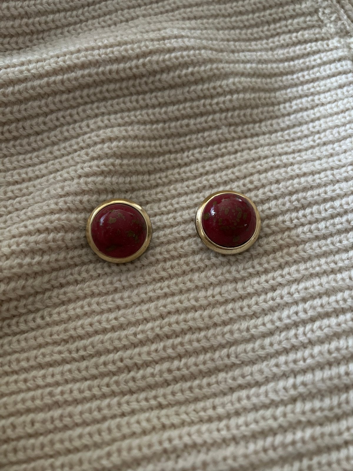 Vintage Rode Oorbellen met Gouden Rand - Clip-on, Sieraden, Tassen en Uiterlijk, Overige materialen, Gebruikt, Verzenden, Knopjes of Stekers