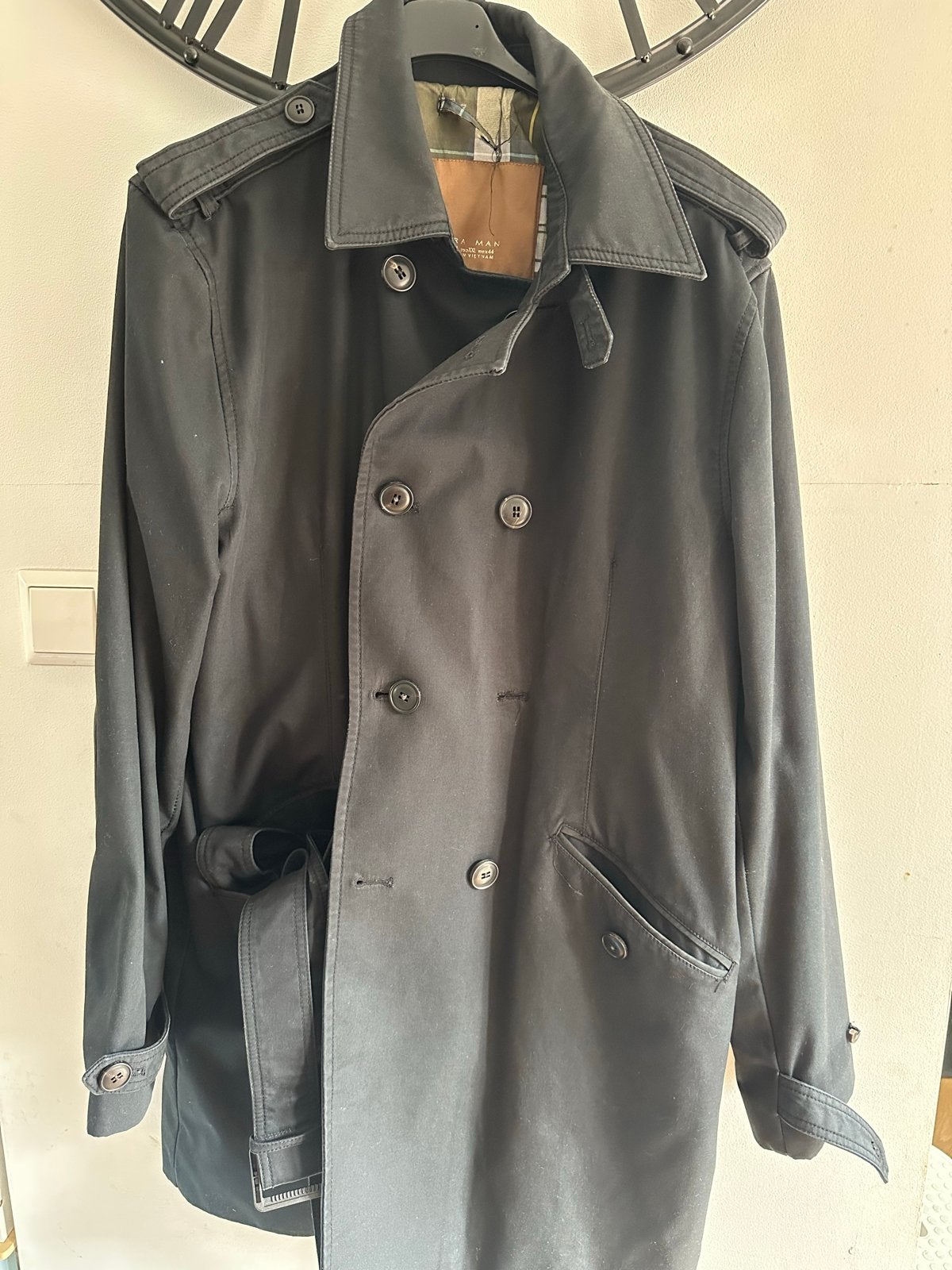 Zara Man Zwarte Trenchcoat - Maat L, Kleding | Heren, Jassen | Zomer, Ophalen, Zo goed als nieuw, Maat 56/58 (XL), Zwart