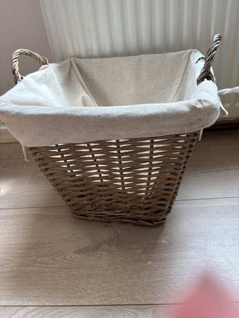 Rieten mand vierkant, Huis en Inrichting, Woonaccessoires | Schalen en Manden, Ophalen, Mand, Vierkant, Zo goed als nieuw