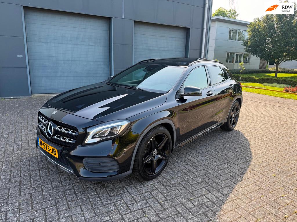 Mercedes-Benz GLA-klasse 180 Business Solution AMG Night Upg, Auto's, 4 cilinders, 715 kg, Leder en Stof, 1595 cc