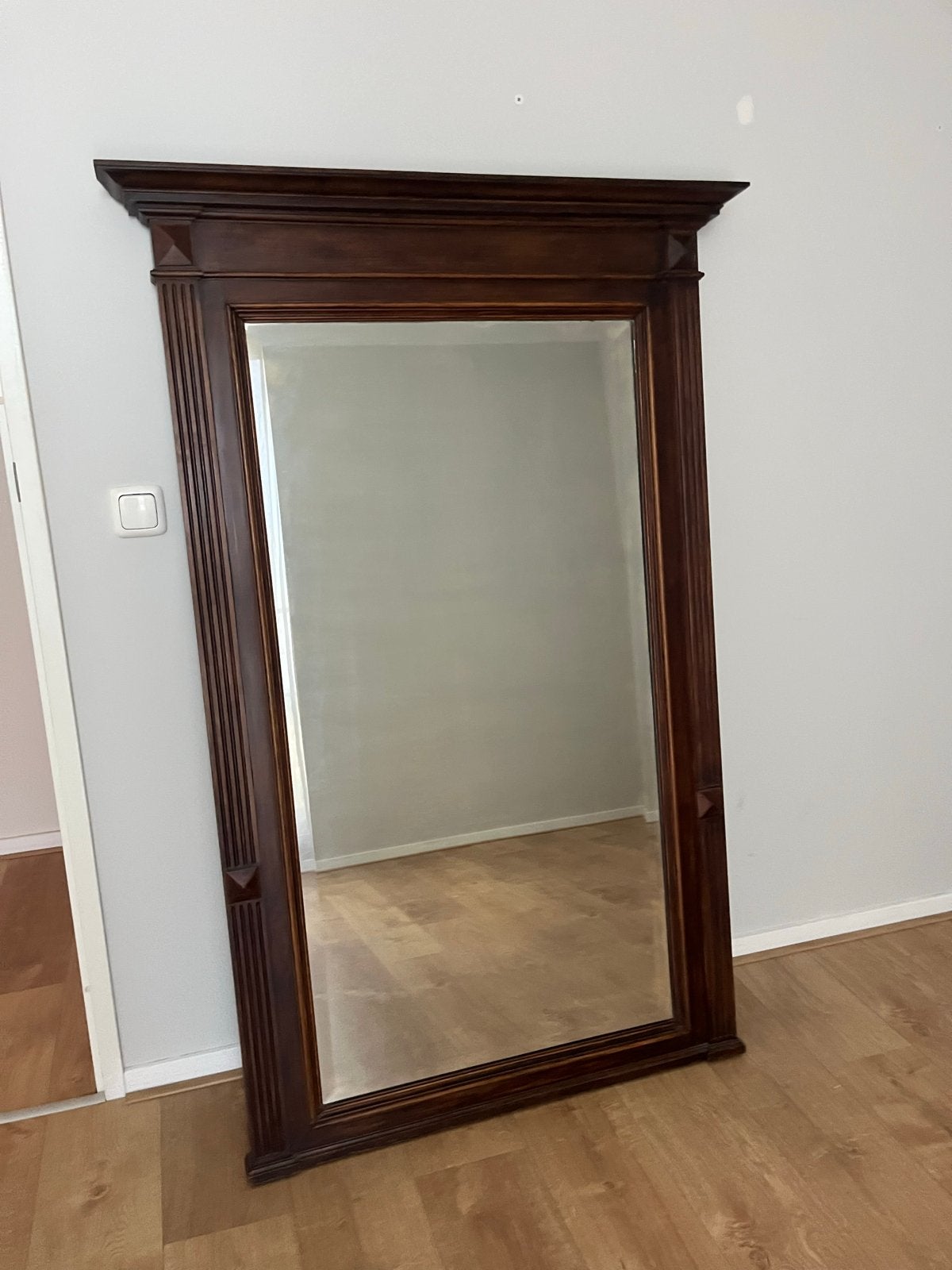Grote klassieke spiegel met houten lijst, Antiek en Kunst, Ophalen, Rechthoekig, 50 tot 100 cm, 150 tot 200 cm