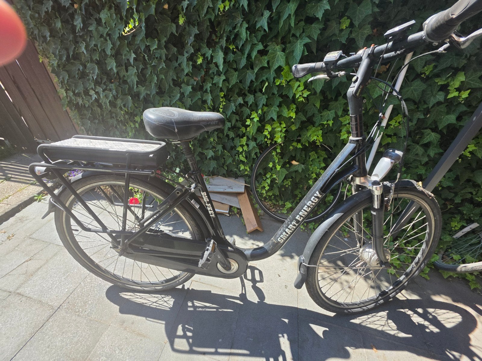 Elektrische fiets 28 inch met kapotte accu en lader, Fietsen en Brommers, Elektrische fietsen, Ophalen, Gebruikt, 30 tot 50 km per accu