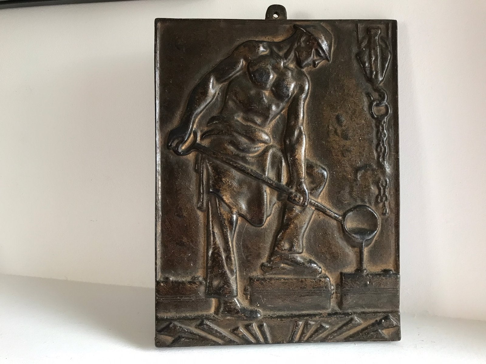Brons relief de metaalgieter / K. Korschann, Antiek en Kunst, Ophalen of Verzenden