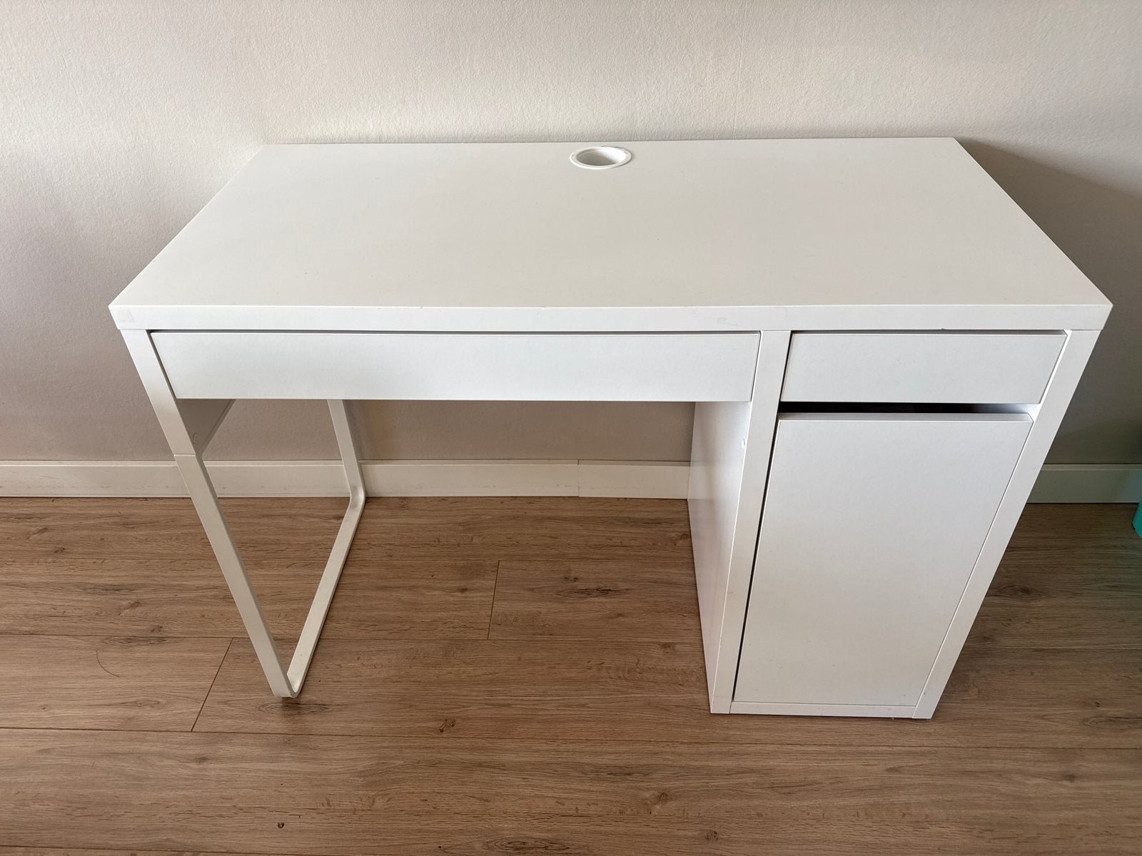 IKEA Micke Bureau Wit, Ophalen, Met lades, Spaanplaat of MDF, Zo goed als nieuw