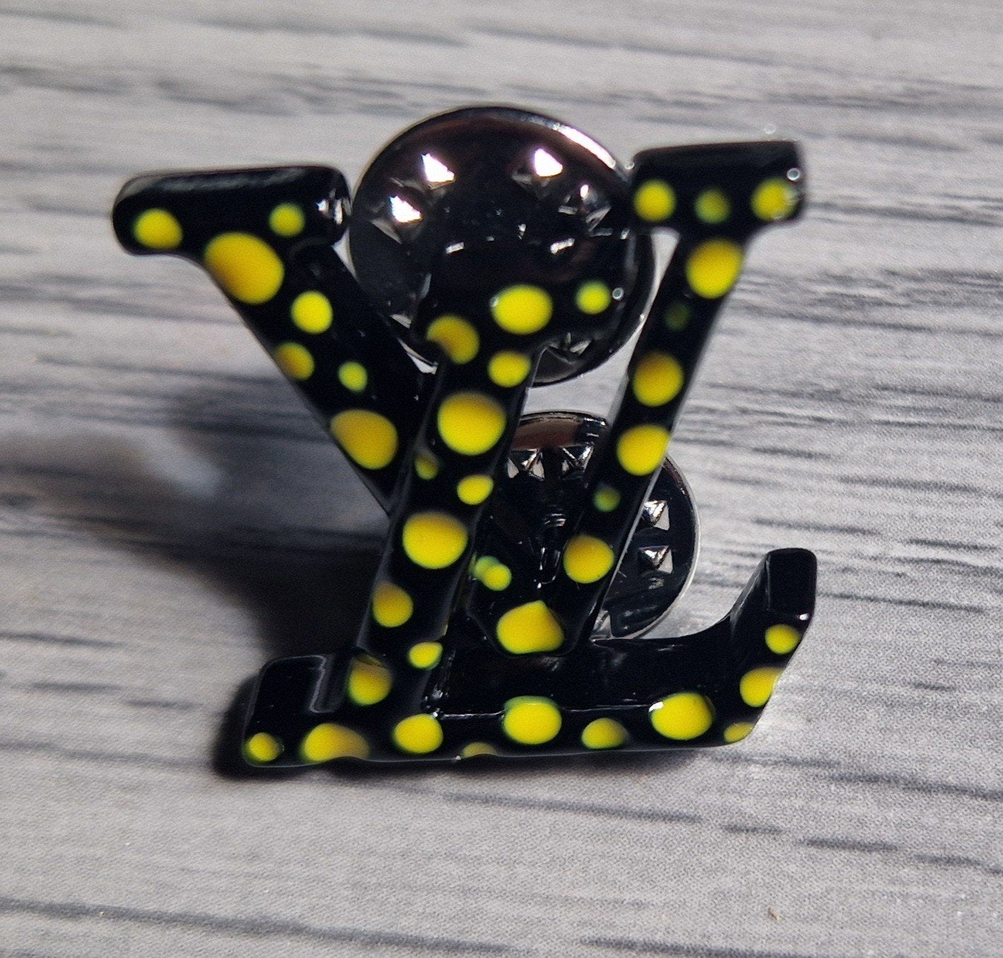 Louis Vuitton LV x YK Kusama Pin Zwart Geel Nieuw, Verzamelen, Speldjes, Pins en Buttons, Ophalen of Verzenden, Nieuw, Merk, Speldje of Pin