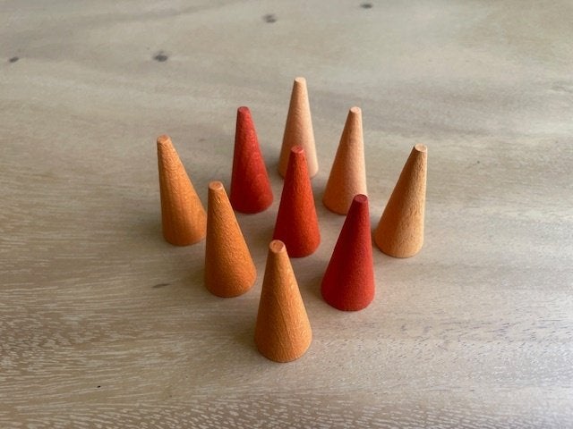 Grapat 9x oranje houten kegels blaadjes in 3 tinten, Kinderen en Baby's, Speelgoed | Houten speelgoed, NL, Nieuw, Ophalen of Verzenden