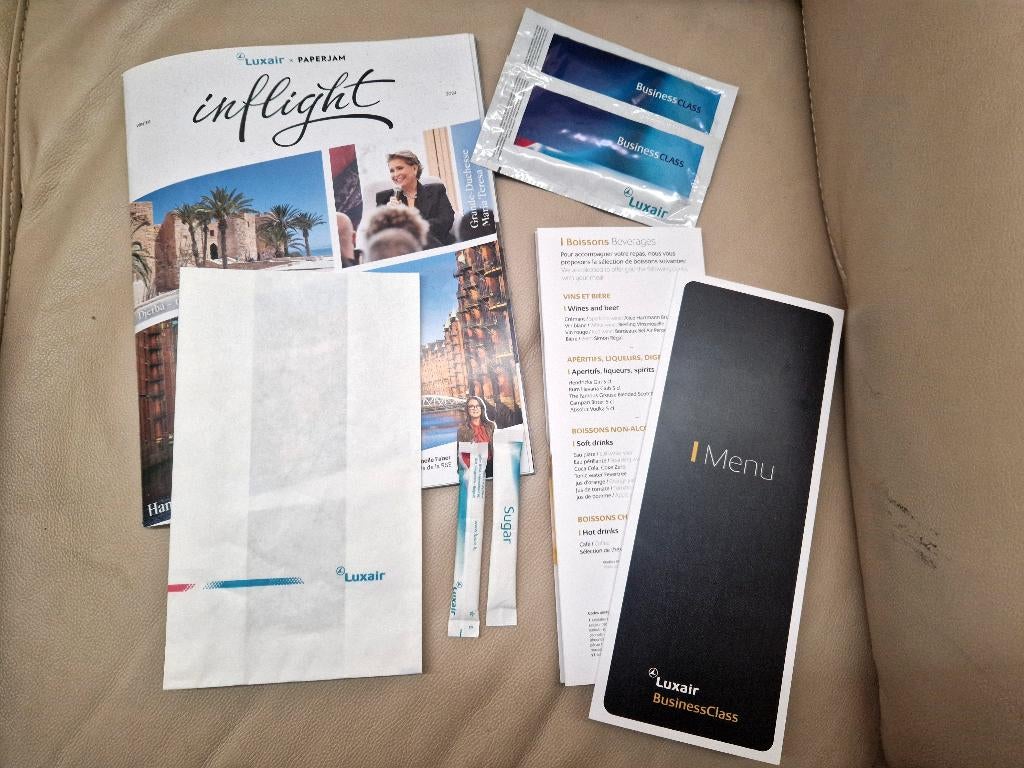 Luxair set: inflight magazine, business menu, suiker, e.d, Verzamelen, Ophalen of Verzenden, Zo goed als nieuw, Overige typen