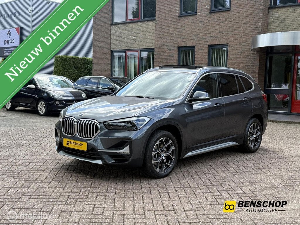 BMW X1 sDrive20i High Executive Panodak Leer Memory Navi Cam, Auto's, BMW, 1998 cc, Zwart, Leder, Bedrijf