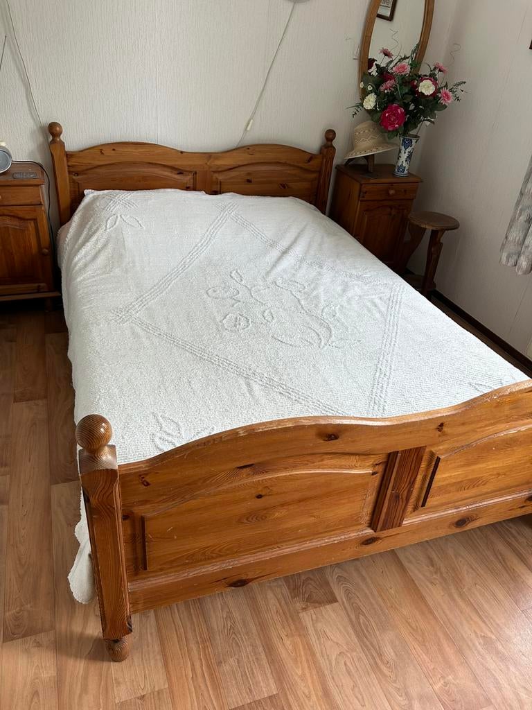 Twee persoons bed hout, Huis en Inrichting, Slaapkamer | Bedden, Ophalen, Tweepersoons, 140 cm, Zo goed als nieuw
