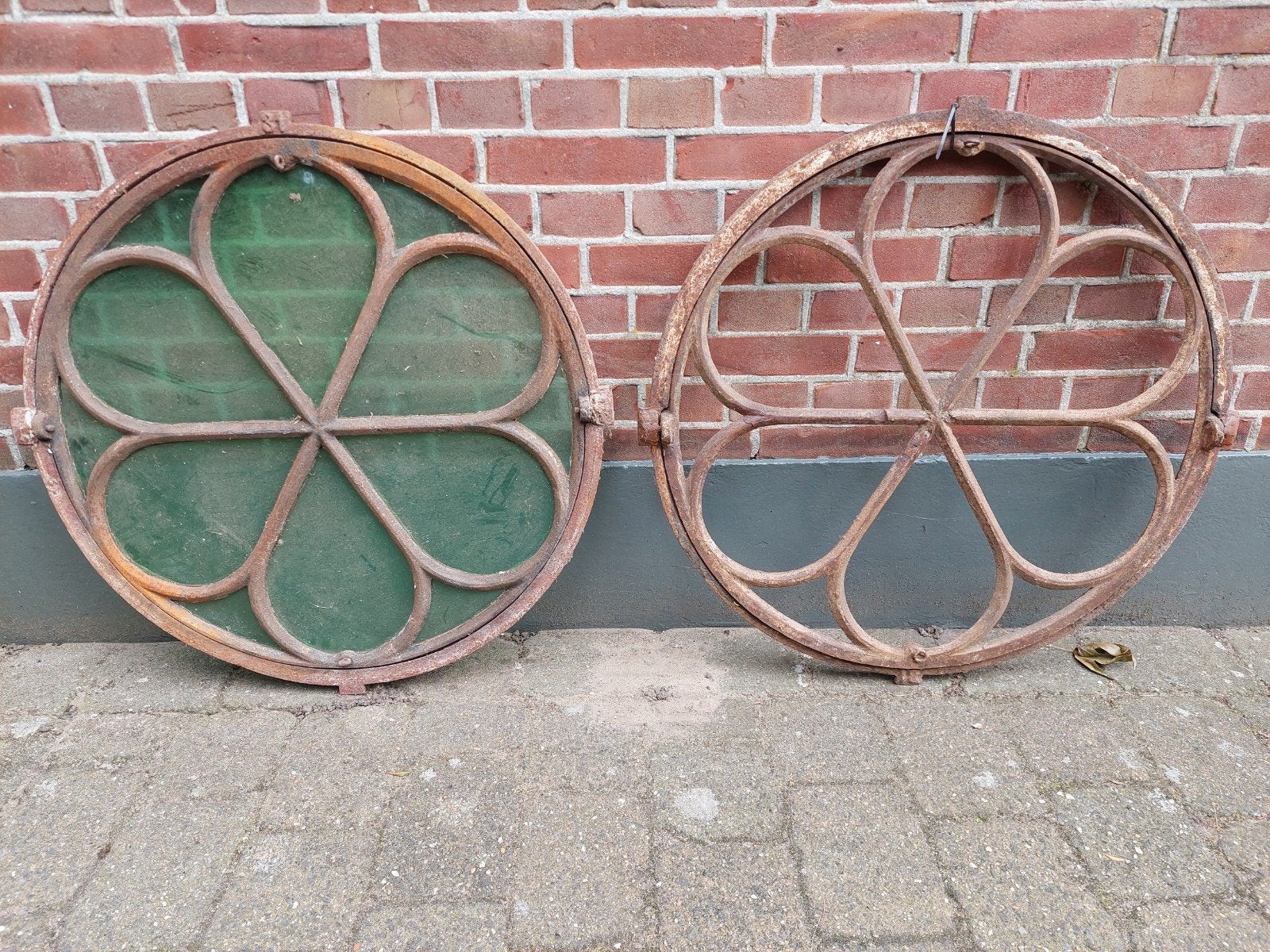 Twee identieke  te openen rond 70 cm gietijzeren stalramen., Ophalen, Gebruikt, Minder dan 80 cm, Minder dan 80 cm
