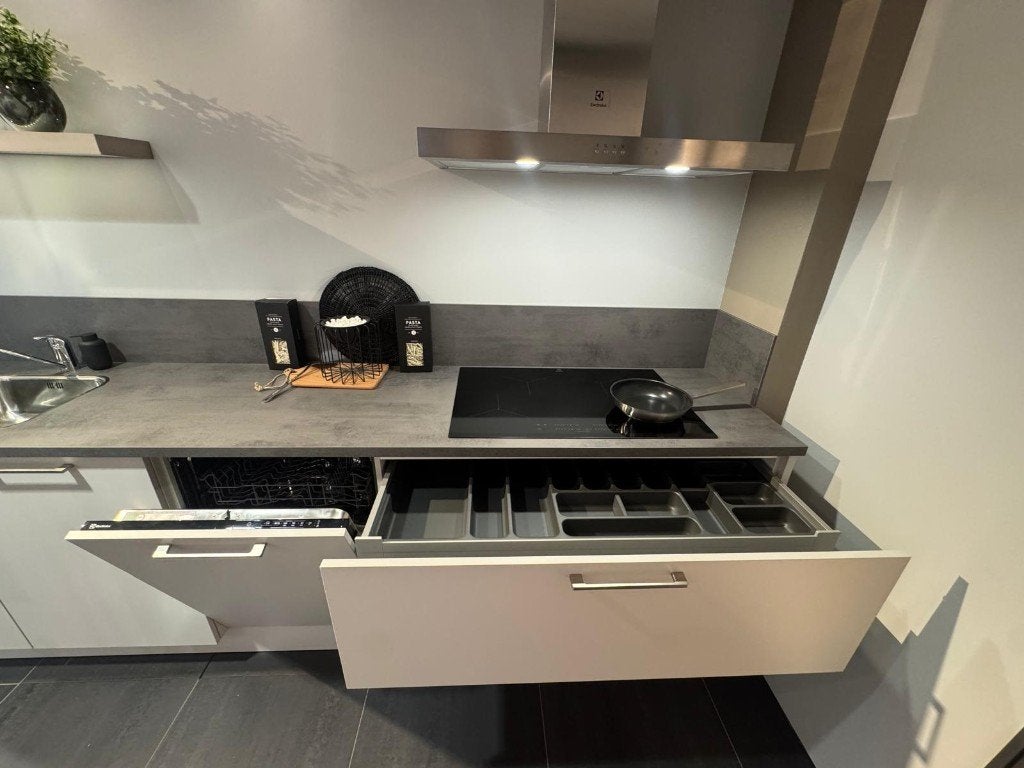 Showroomkeuken, Huis en Inrichting, Ophalen, Dubbelwandige keuken, Zo goed als nieuw, Kunststof