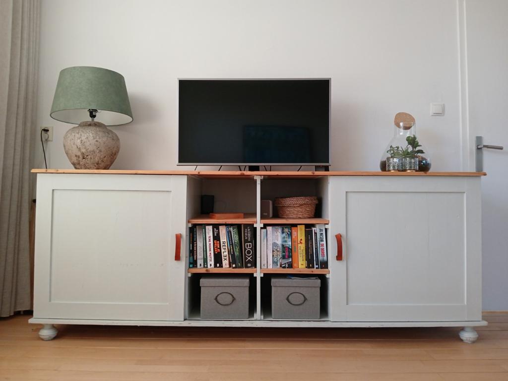 Dressoir. Het blad is gelakt en de deuren zijn steen grijs ., Ophalen, Gebruikt, 200 cm of meer, Grenenhout