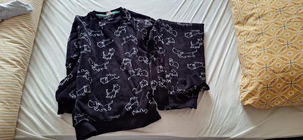 Zwarte fleece pyjama met sippie er op, Onbekend, Ophalen of Verzenden, Zo goed als nieuw, Maat 38/40 (M)
