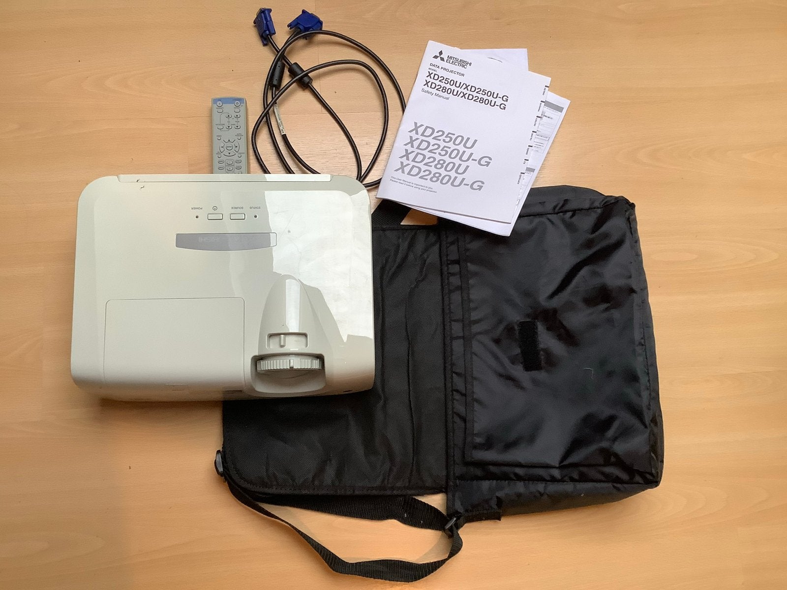 Mitsubishi XD250U Projector met afstandsbediening en tas, Ophalen, Gebruikt, HD (720), DLP