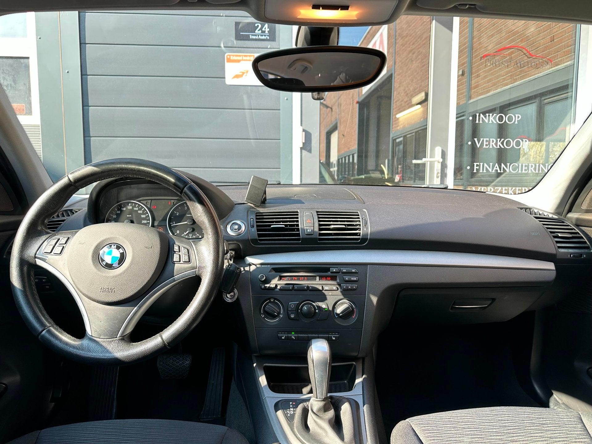 BMW 1-serie 118i|Automaat|Pdc|Aux|Trekhaak|Stoelverwarming, Auto's, BMW, Achterwielaandrijving, Zwart, 650 kg, Euro 4