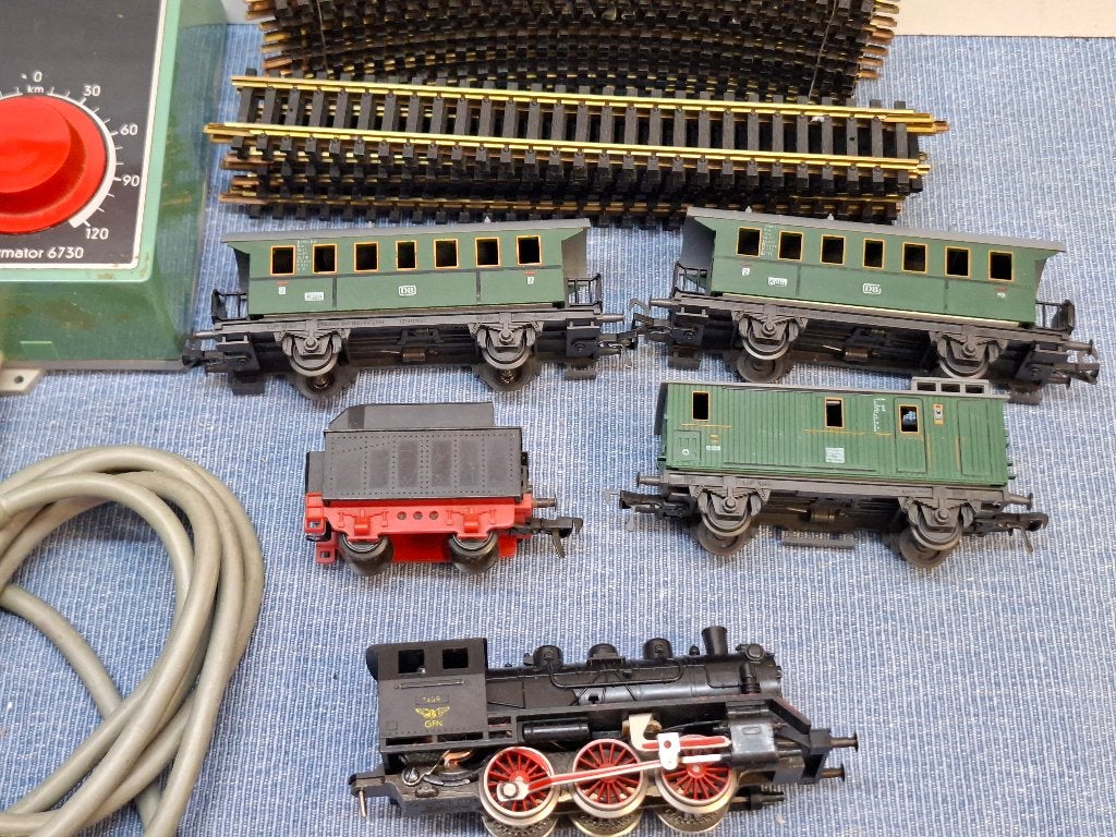 FLEISCHMANN STOOMLOKJE 1309 MET 2 RIJTUIGEN EN BAGAGE WAGON, Hobby en Vrije tijd, Modeltreinen | H0, Treinset, Gelijkstroom, Fleischmann