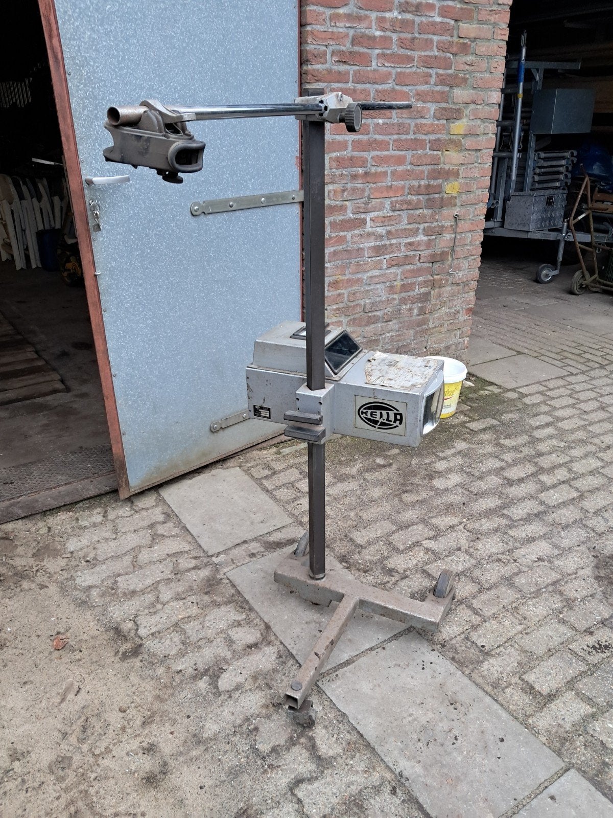 Koplamp afstel apparaat van Hella, Ophalen