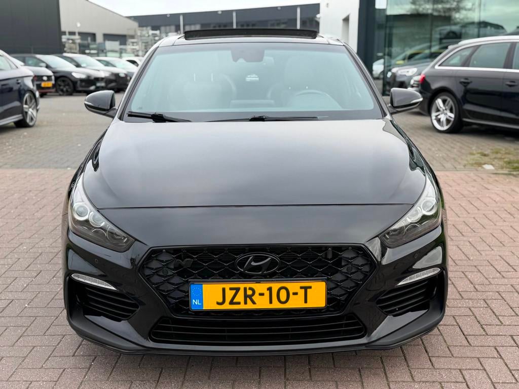 Hyundai I30 2.0 T-GDI N2 Performance Fastback Pano Dealer on, Auto's, 1998 cc, 4 cilinders, 700 kg, Zwart