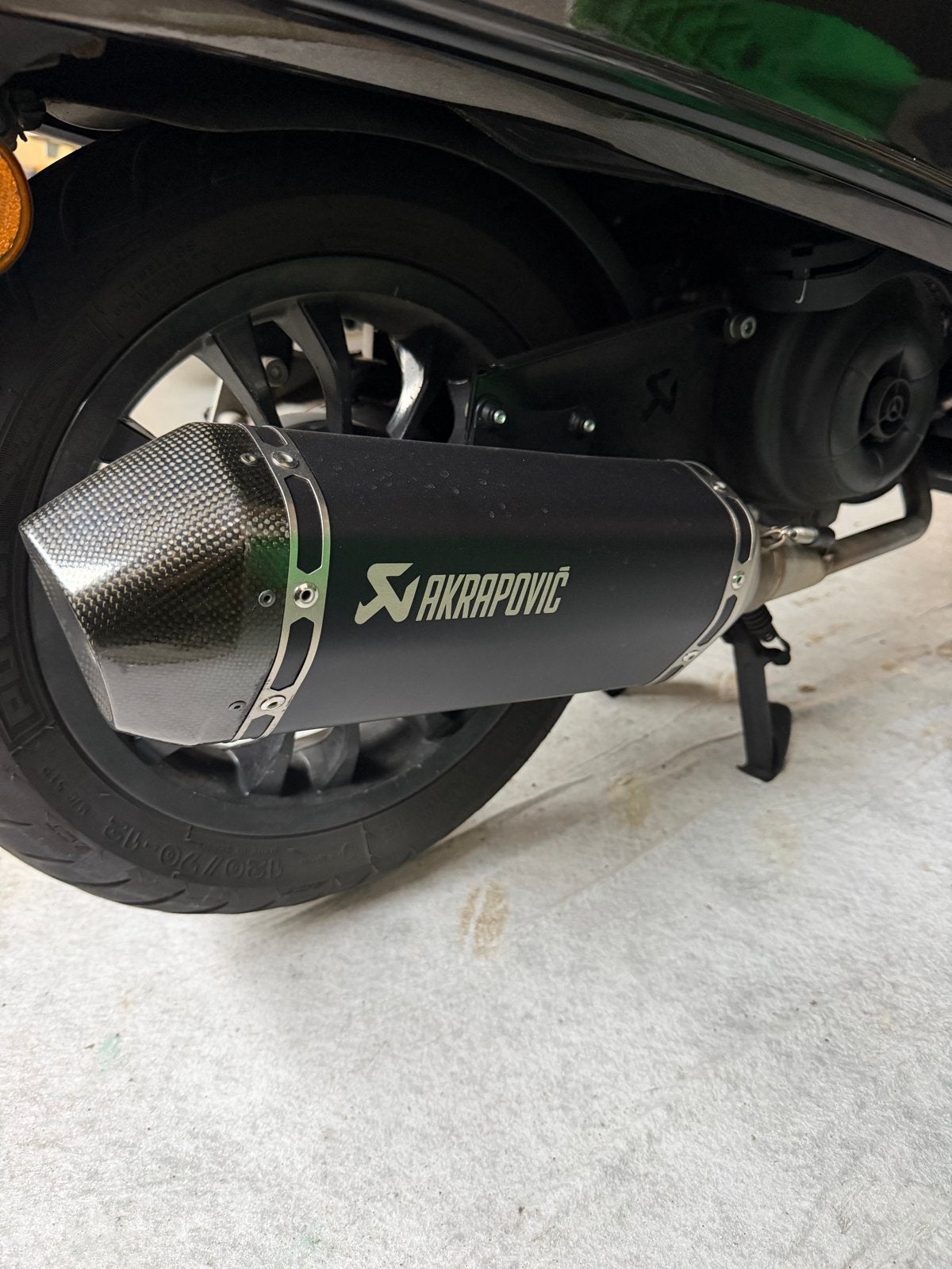 Akrapovic uitlaat met voorbocht en decibel killer, Fietsen en Brommers, Brommeronderdelen | Scooters, Ophalen, Zo goed als nieuw