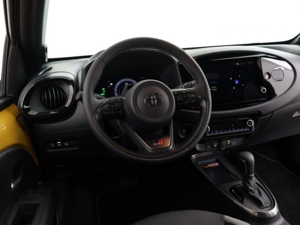 Toyota Aygo X Hybrid 115 GR Sport *DEMO* (bj 2025), 12 maanden, 4 stoelen, 26 km/l, 3 cilinders