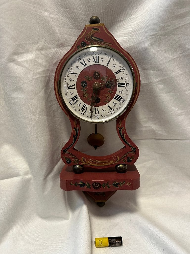 Curiosa Handgeschilderd Hindeloopen wandklokje met slingertj, Bruin, Met slinger, Analoog, Ophalen of Verzenden