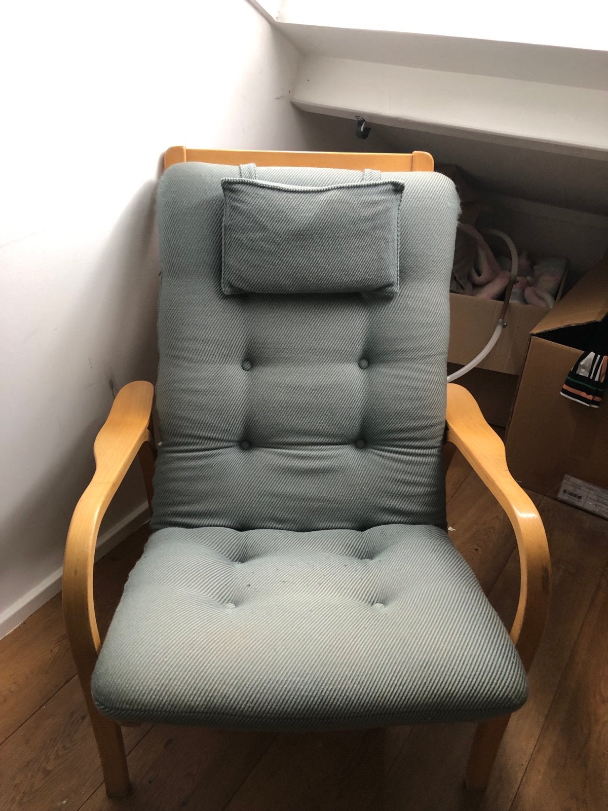 Comfortabele fauteuil met houten frame en stoffen bekleding, Huis en Inrichting, Ophalen, Gebruikt, Blauw, Eén