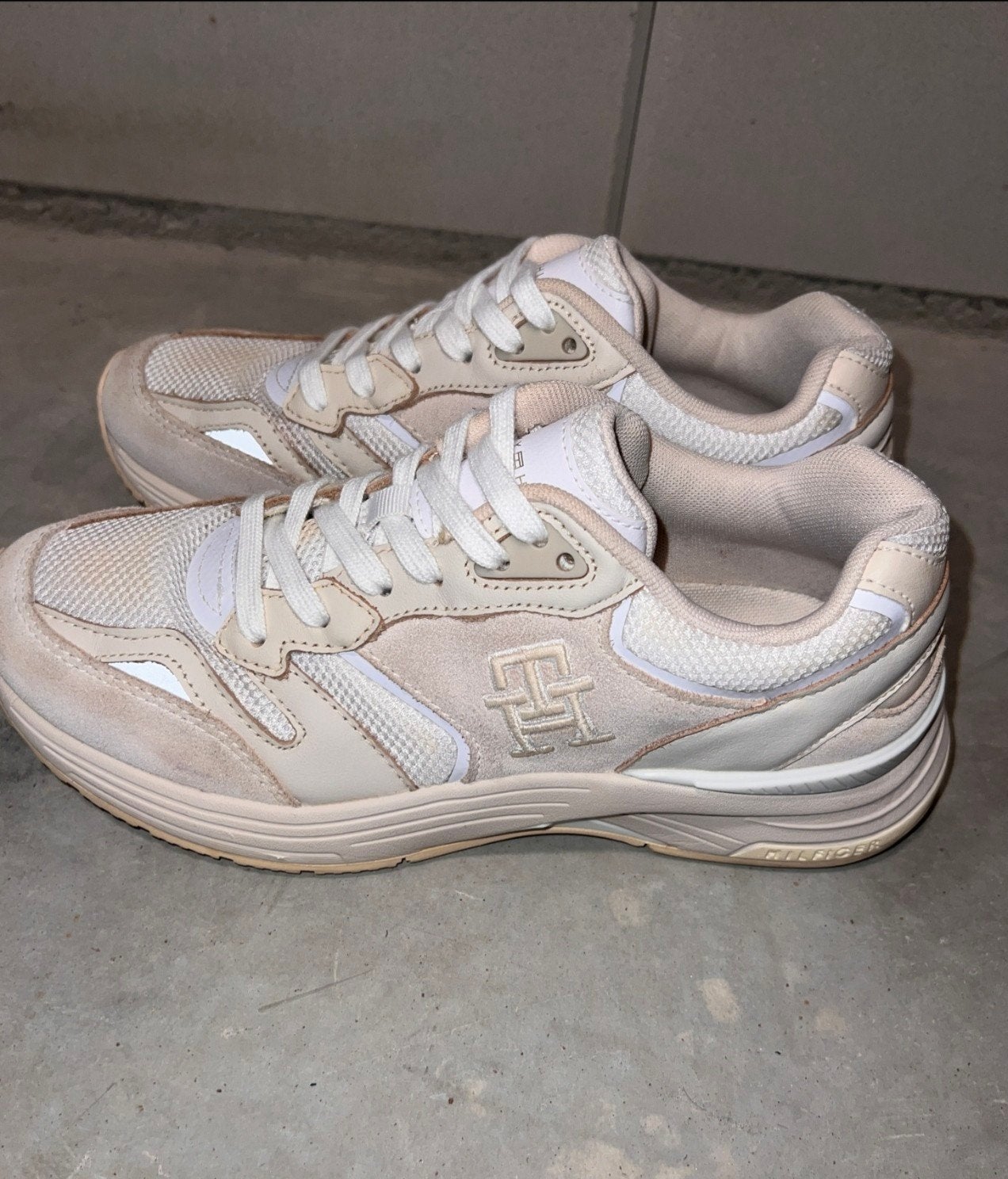 Tommy Hilfiger sneakers
maat
39, Kleding | Dames, Schoenen, Beige, Ophalen of Verzenden, Sneakers of Gympen, Gedragen
