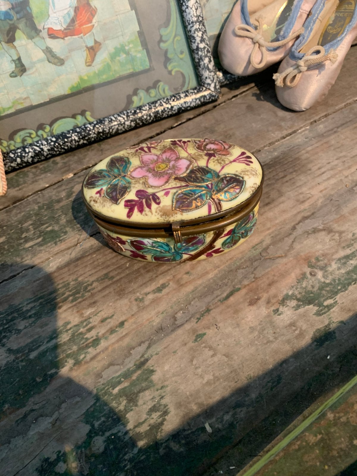Antiek pillendoosje/juwelendoosje in ormolu met bloemdecor, Antiek en Kunst, Ophalen of Verzenden