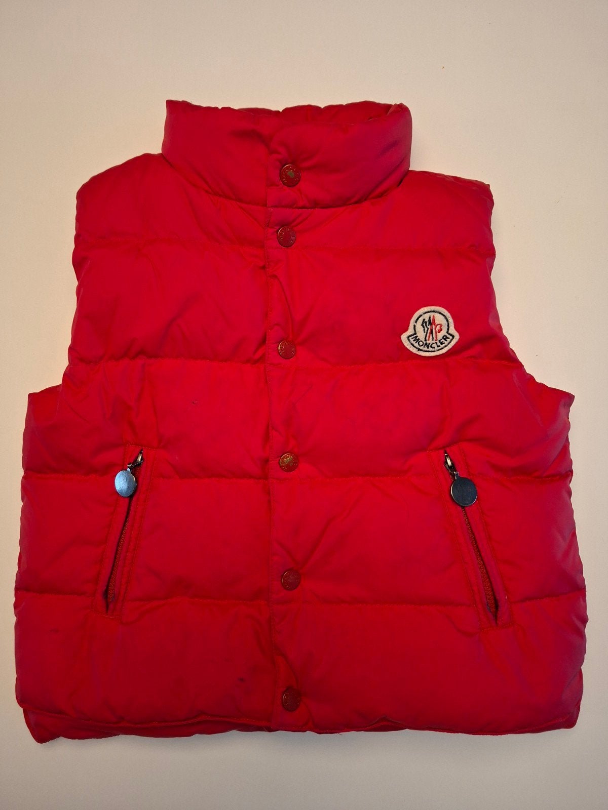 Moncler Bodywarmer Rood - Maat 98 - 3 jaren, Ophalen of Verzenden, Gebruikt, Moncler, Jongen of Meisje