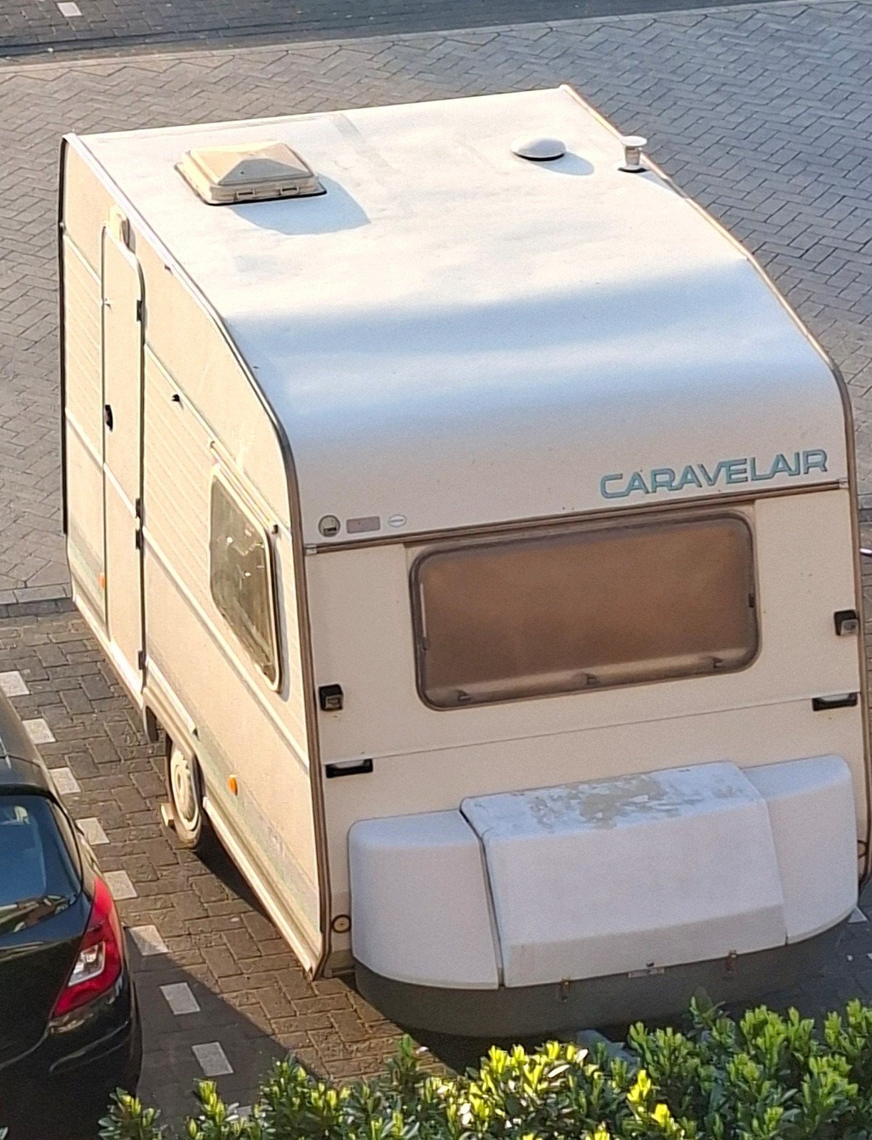 Gerenoveerde Caravelair 330 uit 1989 met complete inboedel, Caravans en Kamperen, Caravans, Particulier, 500 - 750 kg, Caravelair