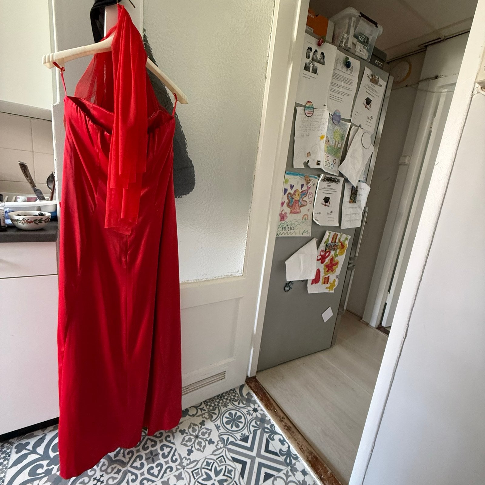 Rode galajurk met halternek en versierde taille, Kleding | Dames, Jurken, Maat 42/44 (L), Ophalen of Verzenden, Gedragen, Rood