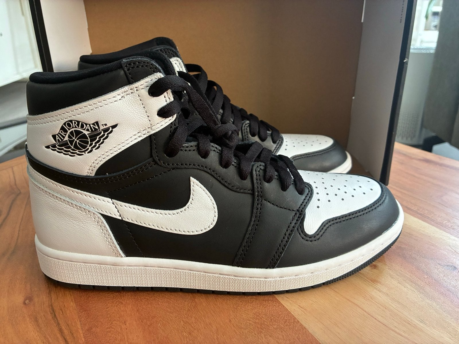 Nike Air Jordan 1 Retro High Zwart Wit Maat 42.5, Wit, Nieuw, Ophalen of Verzenden, Sneakers of Gympen
