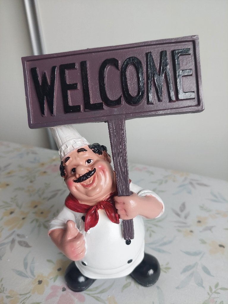 Beeld van "Chefkok met Welkomsbord" (NIEUW), Ophalen of Verzenden, Nieuw, Mens