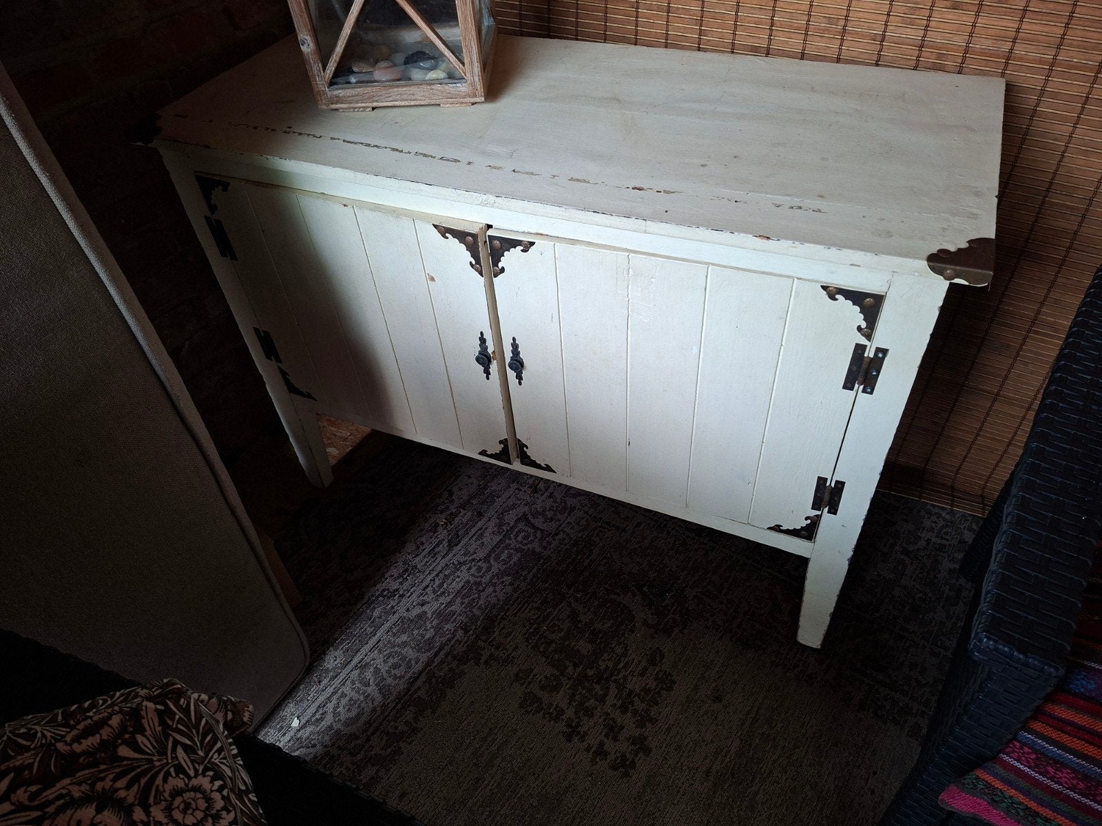 Wit kastje met metalen beslag, Huis en Inrichting, Kasten | Dressoirs, Ophalen, Gebruikt, 25 tot 50 cm, 50 tot 100 cm