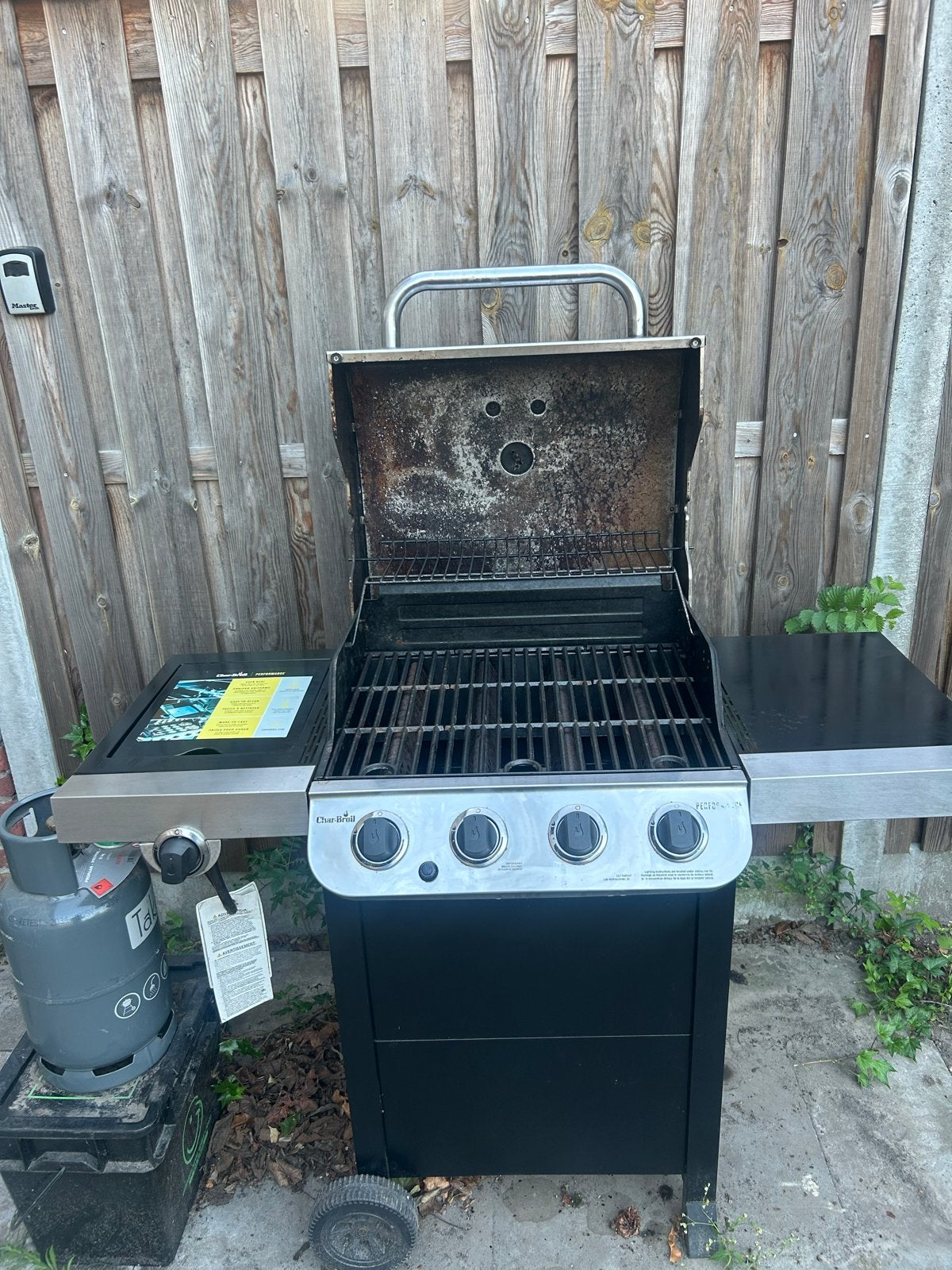 Char-Broil gasbarbecue met hoes, Ophalen, Gebruikt