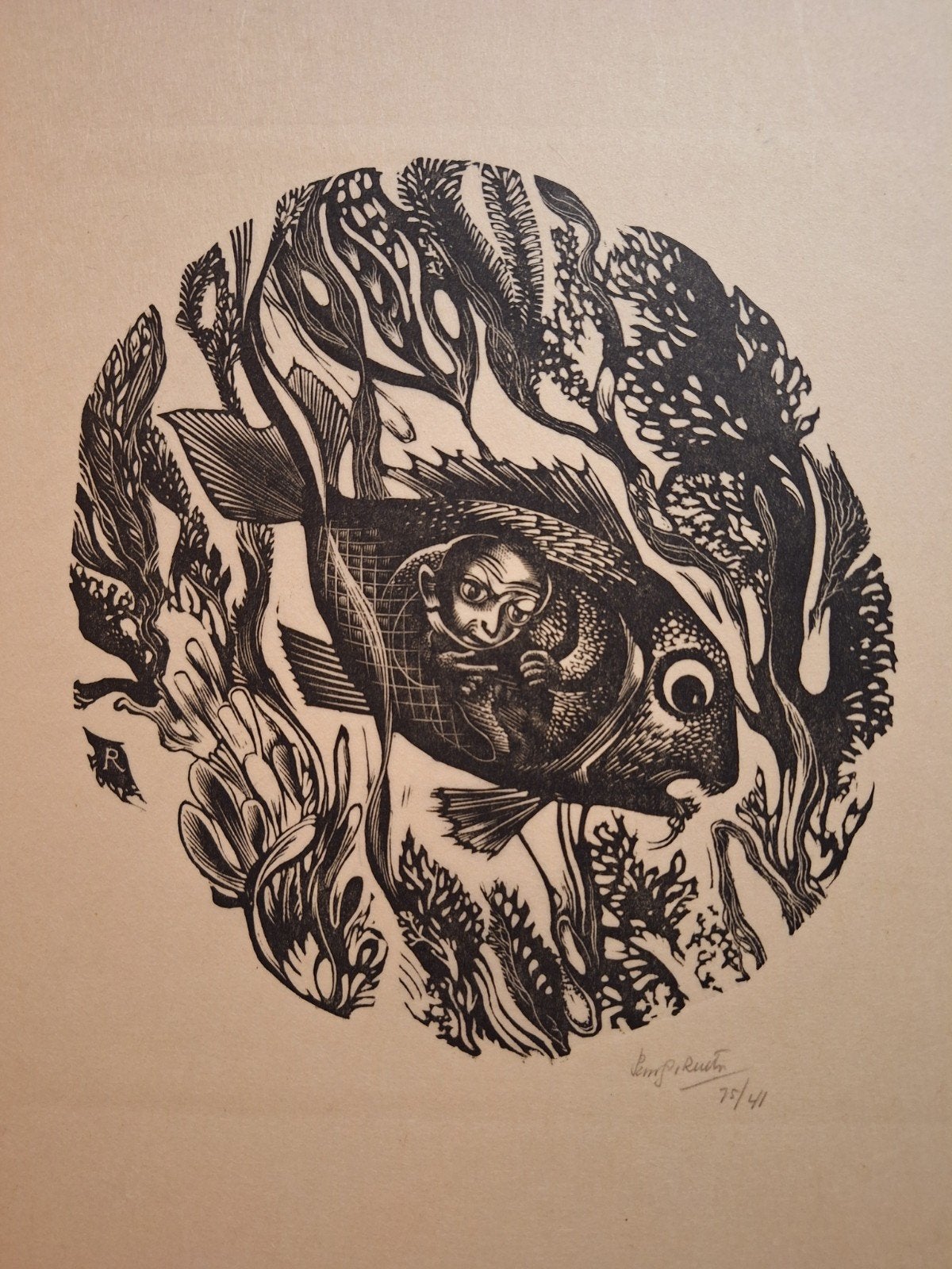 Houtsnede van Pam Reuter: Vis met figuur en zeewier, 1950 - 1999, Ophalen of Verzenden, Houtsnede, Genummerd