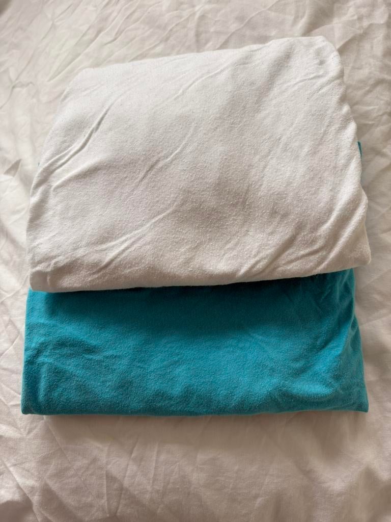 Hoeslaken (blauw) en molton (wit) voor wieg 50-60 x 90-100, Jongetje of Meisje, Ophalen of Verzenden, Zo goed als nieuw, Wit